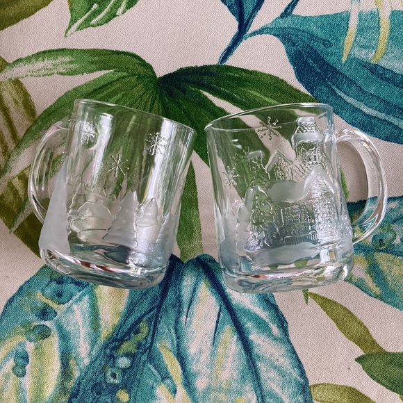 2 Glass Holiday Mugs Arcoroc FRANCE Vintage Christmas Hot Coco Cups Winter Scene - Picture 3 of 9